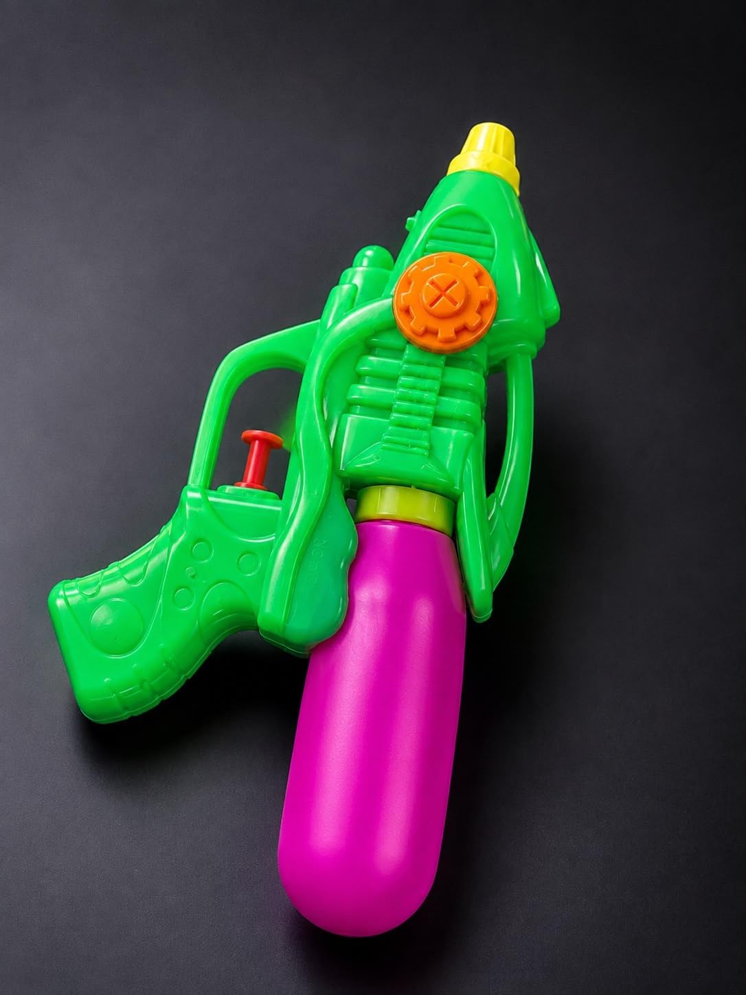 Portable colorful water sprayer for outdoors and swimming (1 piece)