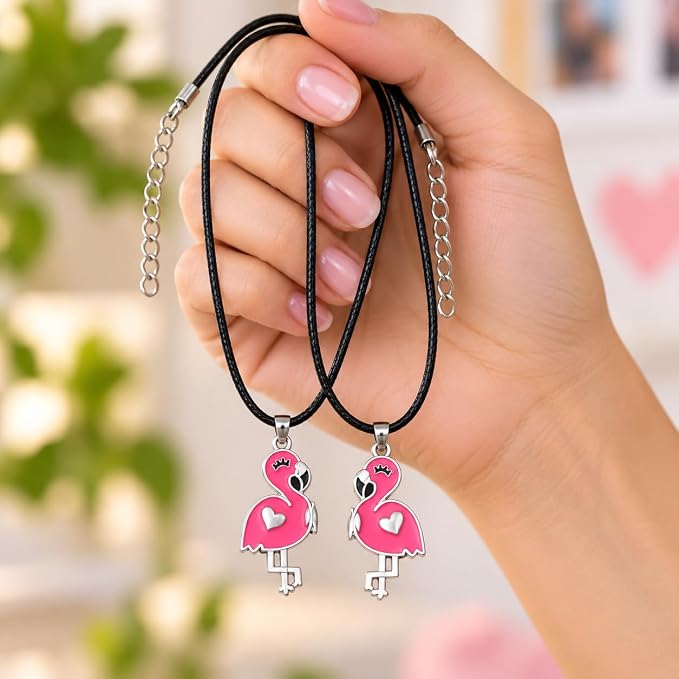A two-piece best friend necklace set with a charming and distinctive design that expresses affection and connection. Carefully crafted to be the perfect gift, it adds a modern and elegant touch to everyday shared looks.