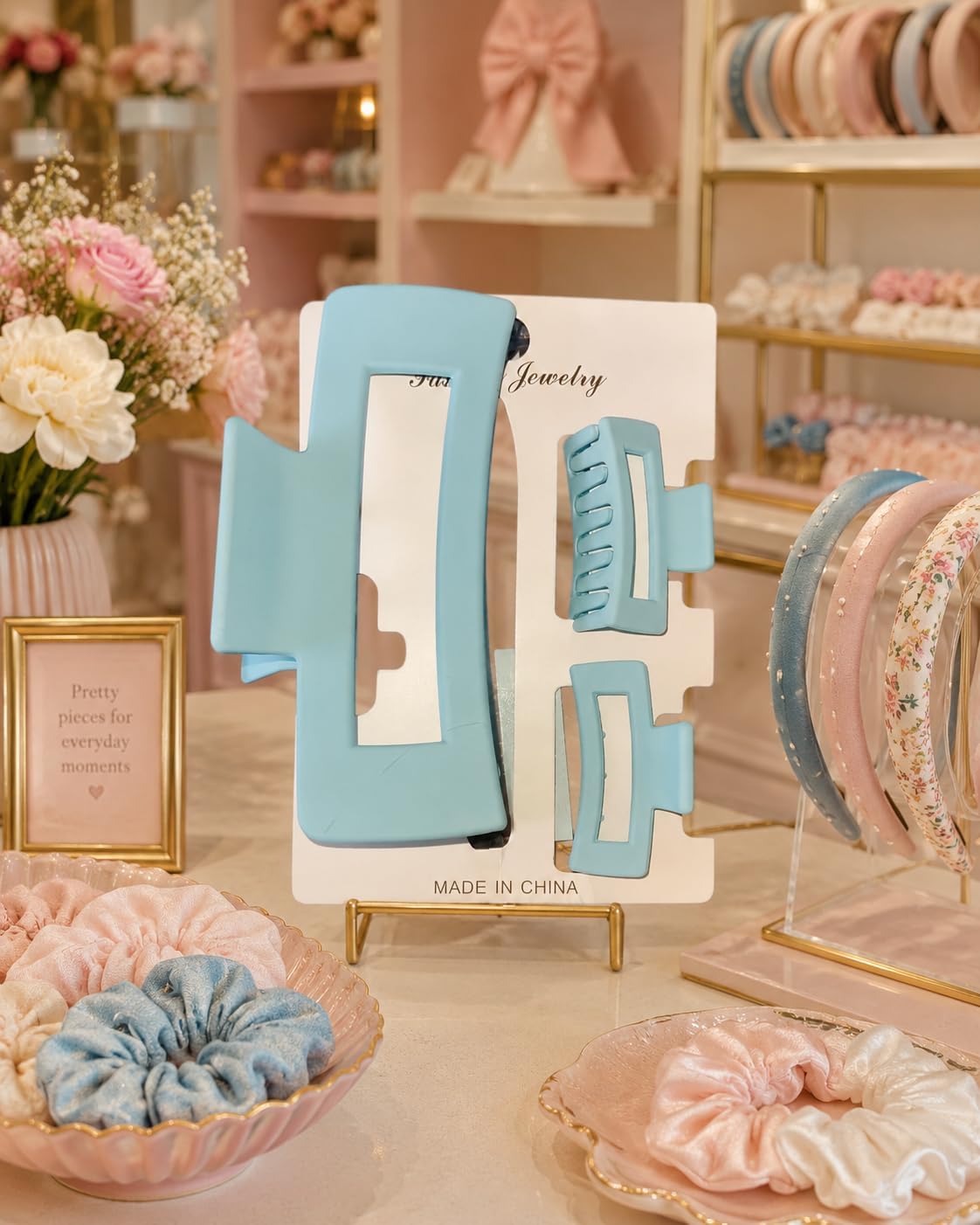 Matte acrylic hair claw for an elegant and modern hold, a 3-piece set in various sizes, a durable and comfortable accessory for women and girls. (Light blue)