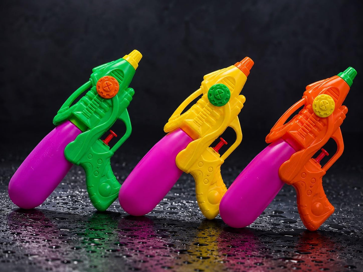 Portable colorful water sprayer for outdoors and swimming (1 piece)