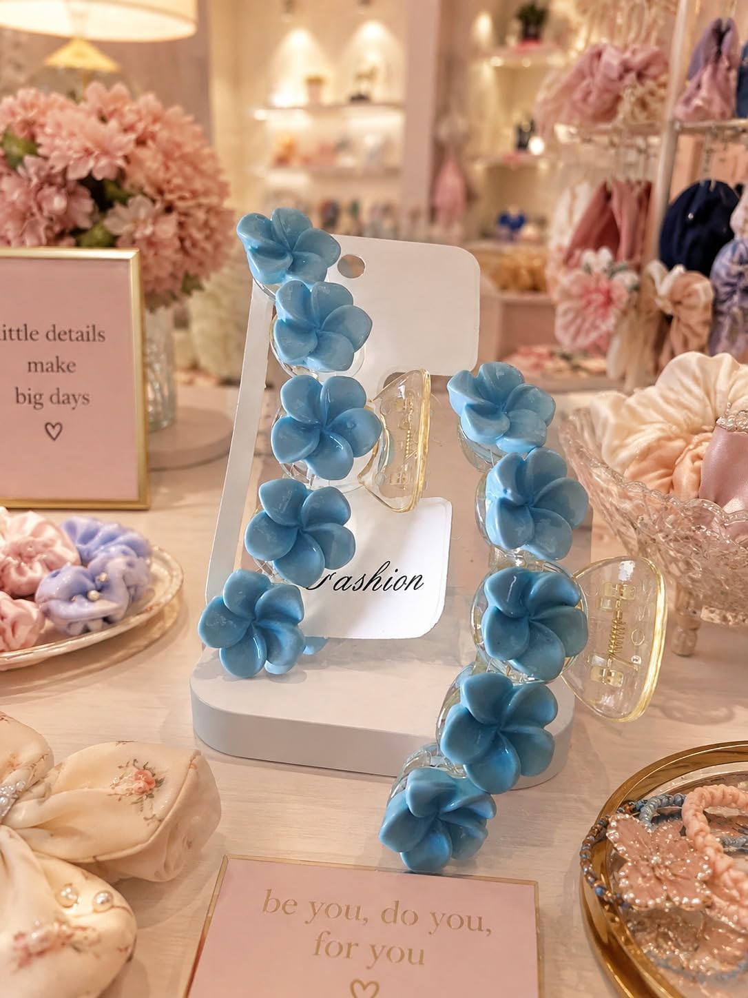 Transparent plastic hair clips with an attractive flower design for secure everyday hair styling and coordinating women's accessories for girls and women with high efficiency and distinctive elegance, one piece (Yellow color) (Blue)